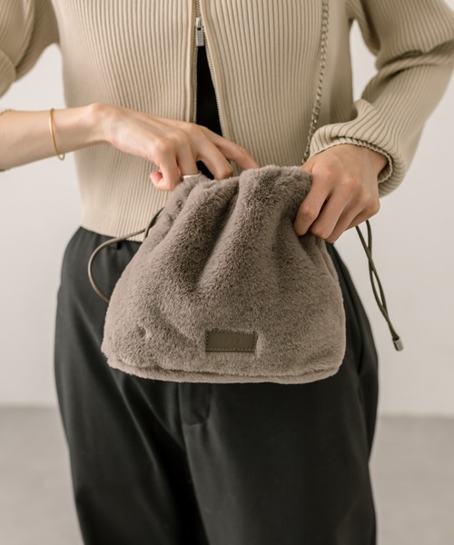 loti(ロティ)の「loti ファー巾着ショルダー(ショルダーバッグ・レディース・オフホワイト/ブラック/グレー・ONE SIZE)」の19枚目の写真