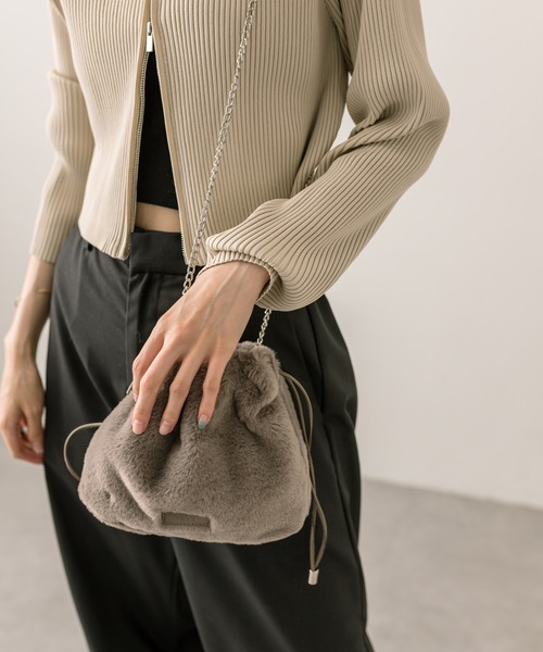 loti(ロティ)の「loti ファー巾着ショルダー(ショルダーバッグ・レディース・オフホワイト/ブラック/グレー・ONE SIZE)」の20枚目の写真