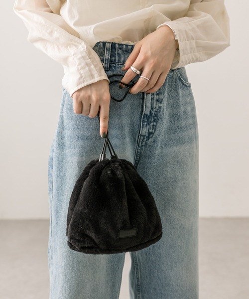 loti(ロティ)の「loti ファー巾着ショルダー(ショルダーバッグ・レディース・オフホワイト/ブラック/グレー・ONE SIZE)」の21枚目の写真