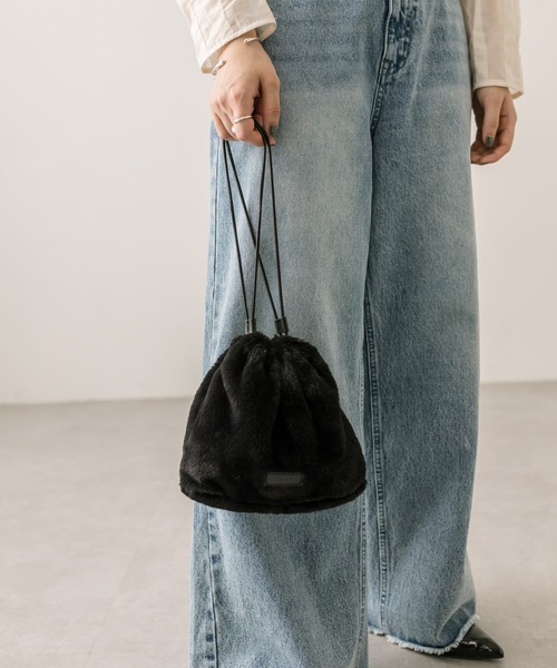 loti(ロティ)の「loti ファー巾着ショルダー(ショルダーバッグ・レディース・オフホワイト/ブラック/グレー・ONE SIZE)」の22枚目の写真