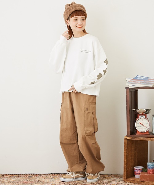 CUBE SUGAR（キューブシュガー）の「グラフィックバックプリントプルオーバースウェット（スウェット・レディース・ホワイト/ピンク/ベージュ/ブルー/マルチ・M）」の9枚目の写真