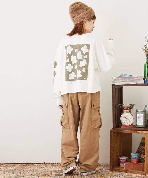 CUBE SUGAR（キューブシュガー）の「グラフィックバックプリントプルオーバースウェット（スウェット・レディース・ホワイト/ピンク/ベージュ/ブルー/マルチ・M）」の11枚目の写真