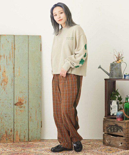 CUBE SUGAR（キューブシュガー）の「グラフィックバックプリントプルオーバースウェット（スウェット・レディース・ホワイト/ピンク/ベージュ/ブルー/マルチ・M）」の14枚目の写真