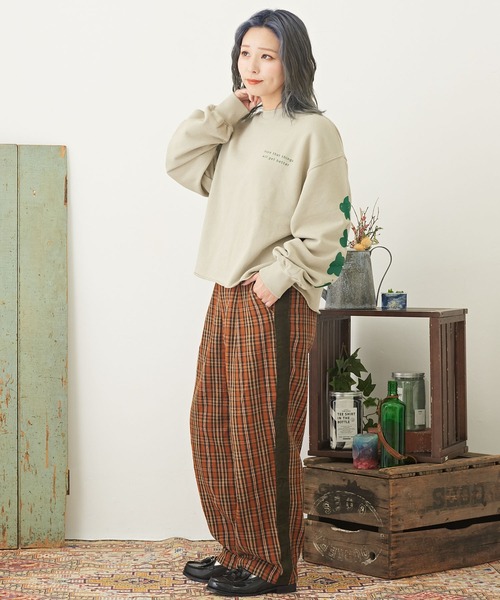 CUBE SUGAR（キューブシュガー）の「グラフィックバックプリントプルオーバースウェット（スウェット・レディース・ホワイト/ピンク/ベージュ/ブルー/マルチ・M）」の15枚目の写真