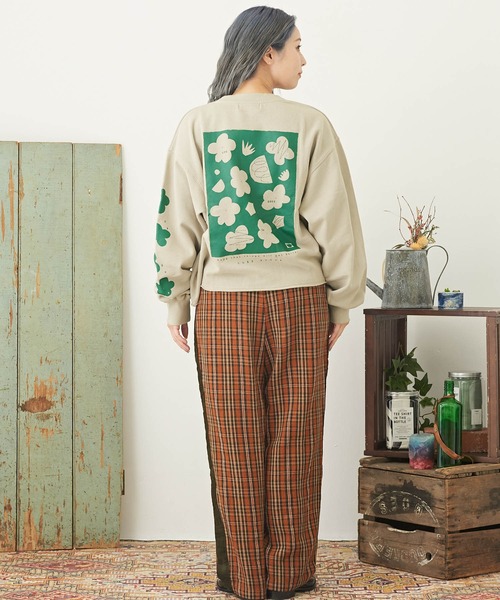 CUBE SUGAR（キューブシュガー）の「グラフィックバックプリントプルオーバースウェット（スウェット・レディース・ホワイト/ピンク/ベージュ/ブルー/マルチ・M）」の16枚目の写真