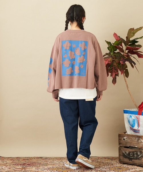 CUBE SUGAR（キューブシュガー）の「グラフィックバックプリントプルオーバースウェット（スウェット・レディース・ホワイト/ピンク/ベージュ/ブルー/マルチ・M）」の20枚目の写真