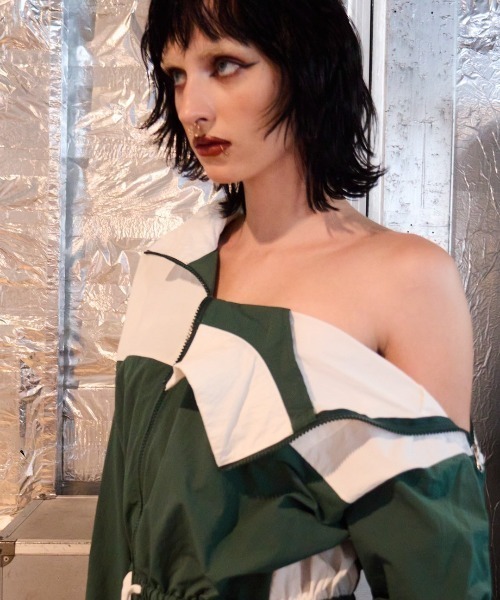 WONEM(ウォンエム)の「ブロッキングナイロンミニワンピース(ワンピース・レディース・グリーン/ブラック・FREE)」の6枚目の写真