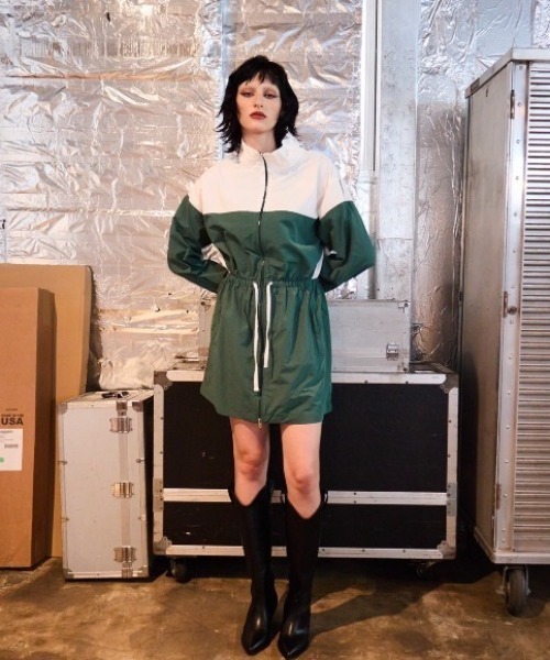 WONEM(ウォンエム)の「ブロッキングナイロンミニワンピース(ワンピース・レディース・グリーン/ブラック・FREE)」の8枚目の写真