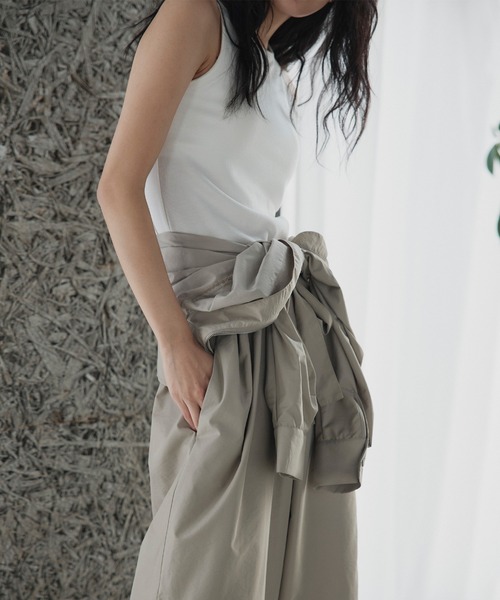 hellam（へラム）の「ナイロンジャンプスーツ（サロペット/オーバーオール・レディース・グレイッシュベージュ/ブラック・FREE）」の4枚目の写真