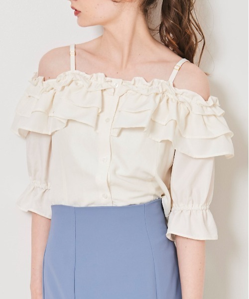 31 Sons de mode(トランテアン ソン ドゥ モード)の「オフショルフリルブラウス(シャツ/ブラウス・レディース・ブラック/サックスブルー/オフホワイト・36)」の3枚目の写真
