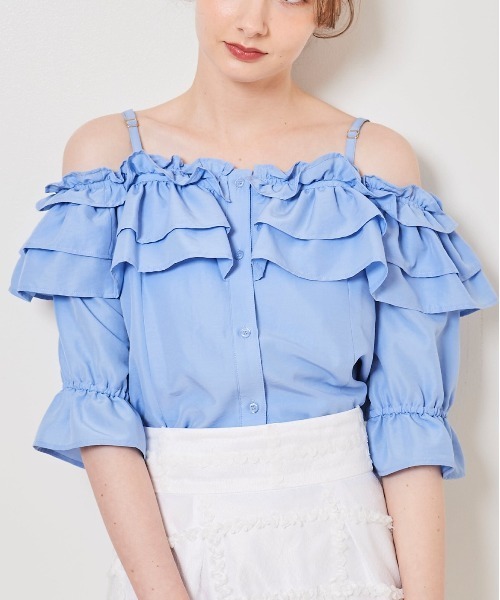 31 Sons de mode(トランテアン ソン ドゥ モード)の「オフショルフリルブラウス(シャツ/ブラウス・レディース・ブラック/サックスブルー/オフホワイト・36)」の2枚目の写真
