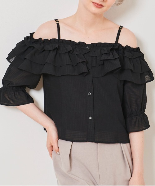 31 Sons de mode(トランテアン ソン ドゥ モード)の「オフショルフリルブラウス(シャツ/ブラウス・レディース・ブラック/サックスブルー/オフホワイト・36)」の1枚目の写真