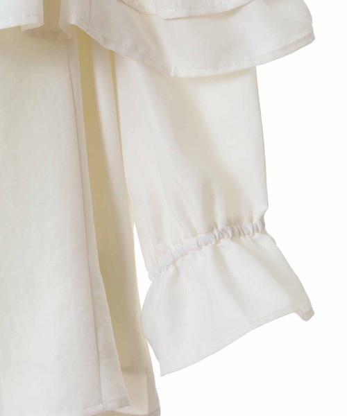 31 Sons de mode(トランテアン ソン ドゥ モード)の「オフショルフリルブラウス(シャツ/ブラウス・レディース・ブラック/サックスブルー/オフホワイト・36)」の8枚目の写真