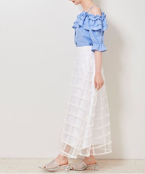 31 Sons de mode(トランテアン ソン ドゥ モード)の「オフショルフリルブラウス(シャツ/ブラウス・レディース・ブラック/サックスブルー/オフホワイト・36)」の18枚目の写真