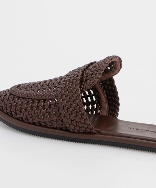 CHARLES & KEITH(チャールズ & キース)の「ウーブンスリップオンフラット(サンダル・レディース・オフホワイト/ブラウン・22.5cm/23cm/23.5cm/24.5cm/25cm/25.5cm)」の4枚目の写真