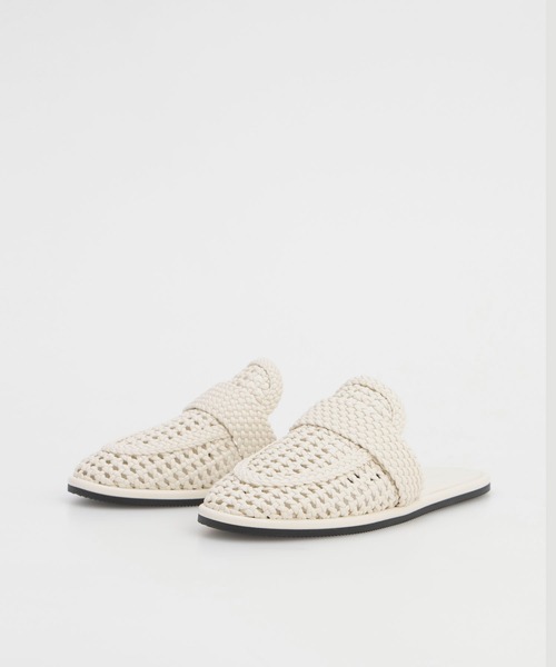 CHARLES & KEITH(チャールズ & キース)の「ウーブンスリップオンフラット(サンダル・レディース・オフホワイト/ブラウン・22.5cm/23cm/23.5cm/24.5cm/25cm/25.5cm)」の3枚目の写真