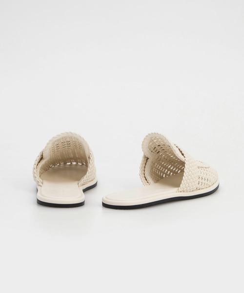 CHARLES & KEITH(チャールズ & キース)の「ウーブンスリップオンフラット(サンダル・レディース・オフホワイト/ブラウン・22.5cm/23cm/23.5cm/24.5cm/25cm/25.5cm)」の10枚目の写真