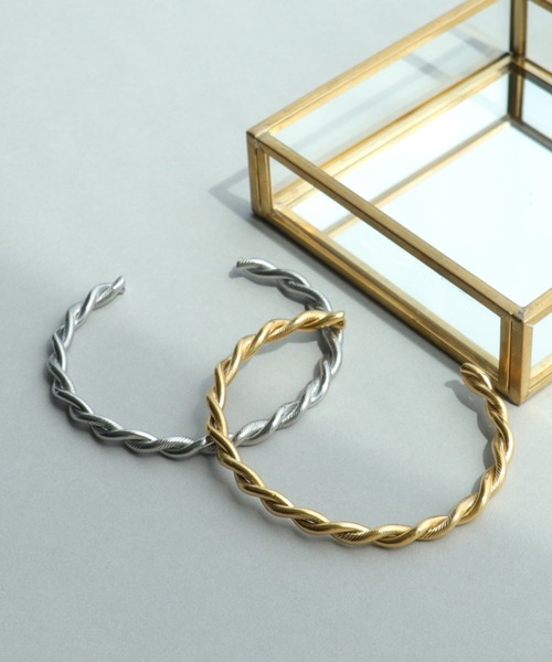 Three Four Time（ｽﾘｰﾌｫｰﾀｲﾑ）の「スクリューステンレスバングル（バングル/リストバンド・レディース・シルバー/ゴールド・FREE）」の2枚目の写真