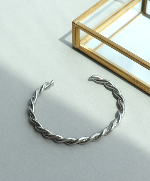 Three Four Time（ｽﾘｰﾌｫｰﾀｲﾑ）の「スクリューステンレスバングル（バングル/リストバンド・レディース・シルバー/ゴールド・FREE）」の3枚目の写真