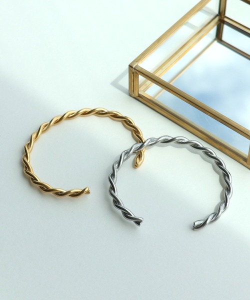 Three Four Time（ｽﾘｰﾌｫｰﾀｲﾑ）の「スクリューステンレスバングル（バングル/リストバンド・レディース・シルバー/ゴールド・FREE）」の4枚目の写真