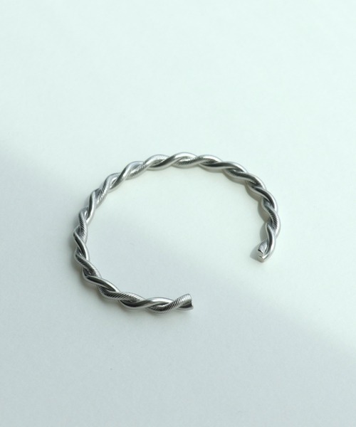 Three Four Time（ｽﾘｰﾌｫｰﾀｲﾑ）の「スクリューステンレスバングル（バングル/リストバンド・レディース・シルバー/ゴールド・FREE）」の6枚目の写真