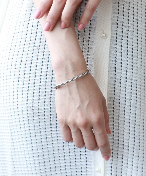 Three Four Time（ｽﾘｰﾌｫｰﾀｲﾑ）の「スクリューステンレスバングル（バングル/リストバンド・レディース・シルバー/ゴールド・FREE）」の8枚目の写真