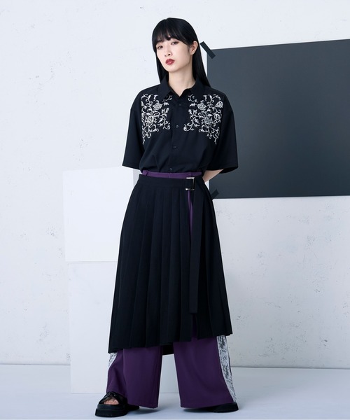 Ellno Loset（エルノロゼット）の「チェストフラワー刺繍シャツ