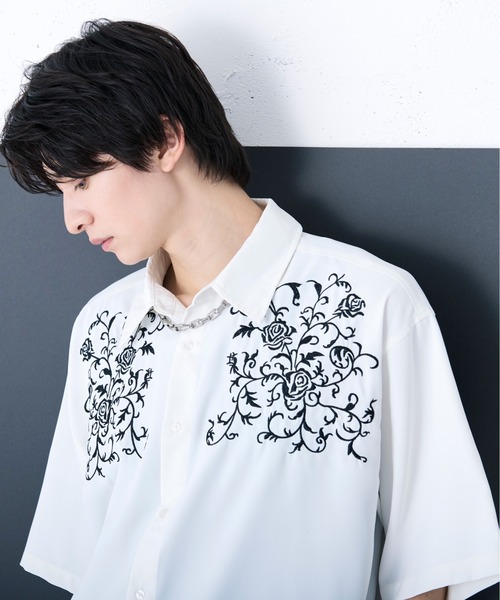Ellno Loset（エルノロゼット）の「チェストフラワー刺繍シャツ