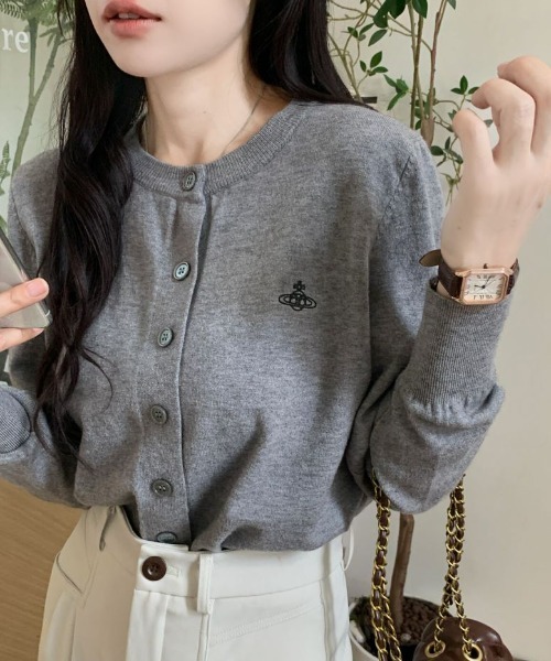 Diosfront（ディオスフロント）の「ワンポイント刺繍クルーネックニットカーディガン（カーディガン/ボレロ・レディース・アイボリー/グレー/ブラック/パープル/ベージュ・FREE）」の4枚目の写真