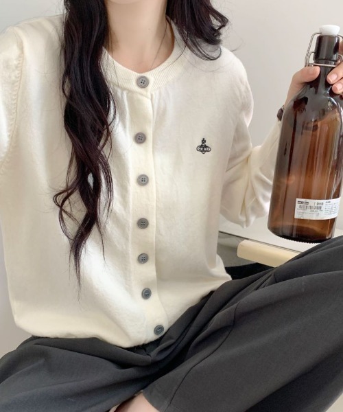 Diosfront（ディオスフロント）の「ワンポイント刺繍クルーネックニットカーディガン（カーディガン/ボレロ・レディース・アイボリー/グレー/ブラック/パープル/ベージュ・FREE）」の2枚目の写真