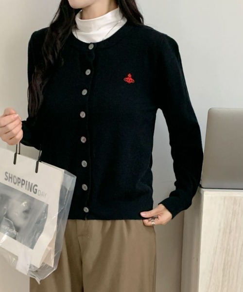 Diosfront（ディオスフロント）の「ワンポイント刺繍クルーネックニットカーディガン（カーディガン/ボレロ・レディース・アイボリー/グレー/ブラック/パープル/ベージュ・FREE）」の3枚目の写真