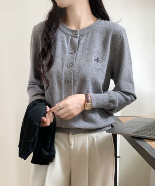 Diosfront（ディオスフロント）の「ワンポイント刺繍クルーネックニットカーディガン（カーディガン/ボレロ・レディース・アイボリー/グレー/ブラック/パープル/ベージュ・FREE）」の15枚目の写真