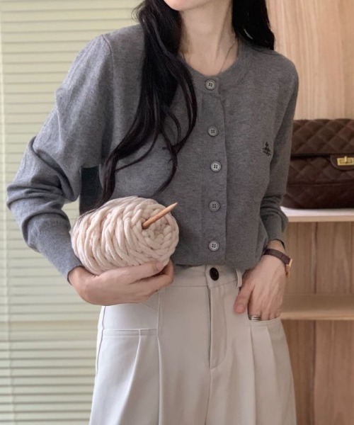 Diosfront（ディオスフロント）の「ワンポイント刺繍クルーネックニットカーディガン（カーディガン/ボレロ・レディース・アイボリー/グレー/ブラック/パープル/ベージュ・FREE）」の11枚目の写真