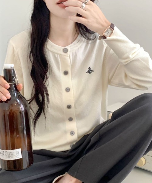 Diosfront（ディオスフロント）の「ワンポイント刺繍クルーネックニットカーディガン（カーディガン/ボレロ・レディース・アイボリー/グレー/ブラック/パープル/ベージュ・FREE）」の6枚目の写真