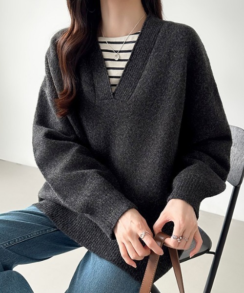 COCOMOMO(ココモモ)の「Vネックニット ドロップショルダー 長袖トップス(ニット/セーター・レディース・ダークグレー/ネイビー/ライトグレー/ブラウン/ブルー/アイボリー/グレー×ホワイト/ホワイト×ブラック・FREE)」の17枚目の写真