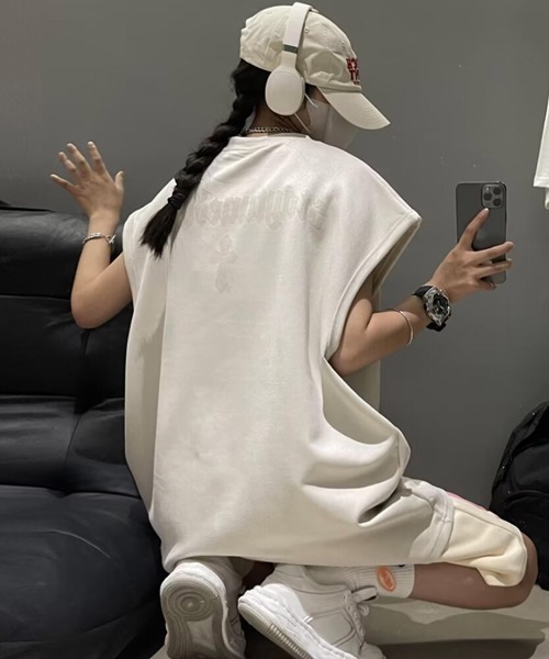 NOWLE（ノウル）の「【NOWLE】フェイクスエード ノースリーブ Tシャツ（Tシャツ/カットソー・メンズ・ベージュ系2/グレー系4/グレー系3/グレー系2/ホワイト系1/グレー系1/ブラック系1/カーキ系2/ベージュ系3/ベージュ系1/ブラック系2/レッド系2/レッド系1/ピンク系3/ピンク系2/ピンク系1/カーキ系1・FREE）」の2枚目の写真