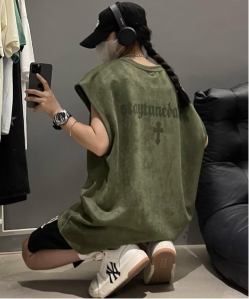 NOWLE（ノウル）の「【NOWLE】フェイクスエード ノースリーブ Tシャツ（Tシャツ/カットソー・メンズ・ベージュ系2/グレー系4/グレー系3/グレー系2/ホワイト系1/グレー系1/ブラック系1/カーキ系2/ベージュ系3/ベージュ系1/ブラック系2/レッド系2/レッド系1/ピンク系3/ピンク系2/ピンク系1/カーキ系1・FREE）」の12枚目の写真