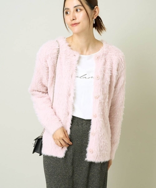 a.v.v（アーヴェヴェ）の「フェザーヤーンクルーネックニットカーディガン（カーディガン/ボレロ・レディース・ダークグレー/ピンク/アイボリー/チャコールグレー/ライトピンク・40/38/36/42/34）」の5枚目の写真