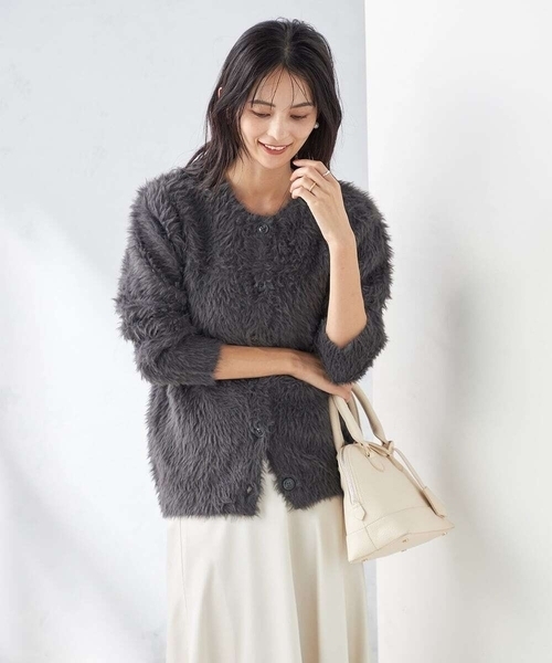 a.v.v（アーヴェヴェ）の「フェザーヤーンクルーネックニットカーディガン（カーディガン/ボレロ・レディース・ダークグレー/ピンク/アイボリー/チャコールグレー/ライトピンク・40/38/36/42/34）」の3枚目の写真