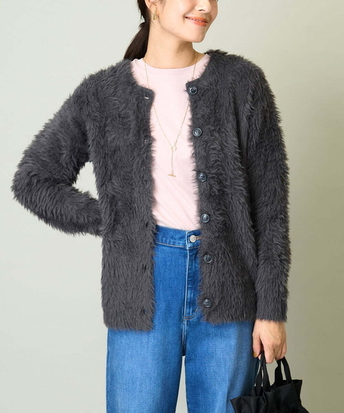 a.v.v（アーヴェヴェ）の「フェザーヤーンクルーネックニットカーディガン（カーディガン/ボレロ・レディース・ダークグレー/ピンク/アイボリー/チャコールグレー/ライトピンク・40/38/36/42/34）」の4枚目の写真