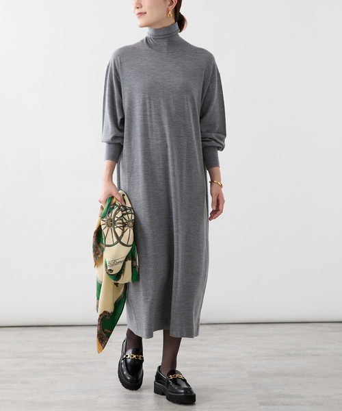 VERMEIL par iena(ヴェルメイユパーイエナ)の「glowwool ニットタートルワンピース(ニット/セーター・レディース・ブラック/チャコールグレー/ボルドー・FREE)」の2枚目の写真