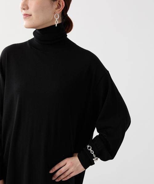 VERMEIL par iena(ヴェルメイユパーイエナ)の「glowwool ニットタートルワンピース(ニット/セーター・レディース・ブラック/チャコールグレー/ボルドー・FREE)」の6枚目の写真