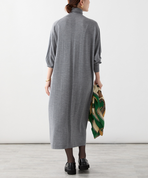 VERMEIL par iena(ヴェルメイユパーイエナ)の「glowwool ニットタートルワンピース(ニット/セーター・レディース・ブラック/チャコールグレー/ボルドー・FREE)」の9枚目の写真