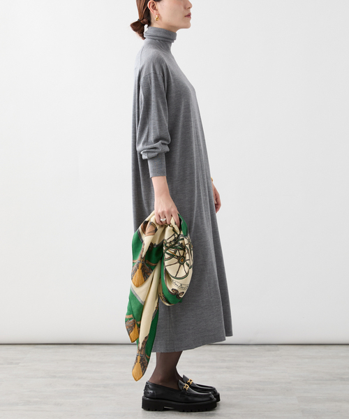 VERMEIL par iena(ヴェルメイユパーイエナ)の「glowwool ニットタートルワンピース(ニット/セーター・レディース・ブラック/チャコールグレー/ボルドー・FREE)」の10枚目の写真