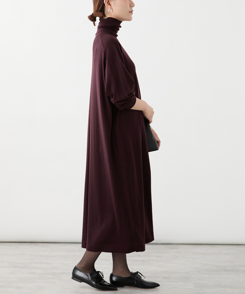 VERMEIL par iena(ヴェルメイユパーイエナ)の「glowwool ニットタートルワンピース(ニット/セーター・レディース・ブラック/チャコールグレー/ボルドー・FREE)」の19枚目の写真