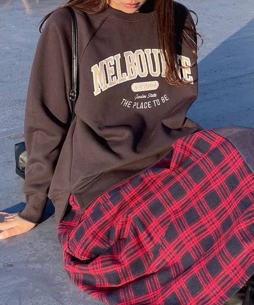 AS KNOW AS plus（アズノゥアズプラス）の「◇アソートデザイン チェーン刺繍 アーチロゴスウェットプルオーバー（スウェット・レディース・ネイビー/オートミール/スミクロ/カーキ/アイボリー系/レッド系/ブラック系/ダークグリーン系/ブラック系1/アイボリー系1/ネイビー系1/ダークグリーン系1/ブラック系2/グリーン系2/アイボリー系2/サックスブルー系2/ダークグリーン系3/グレー系3/アイボリー系3/レッド系3/レッド系4/グレー系4/ネイビー系4/アイボリー系4/サックスブルー系5/ブラック系5/アイボリー系5・FREE）」の4枚目の写真