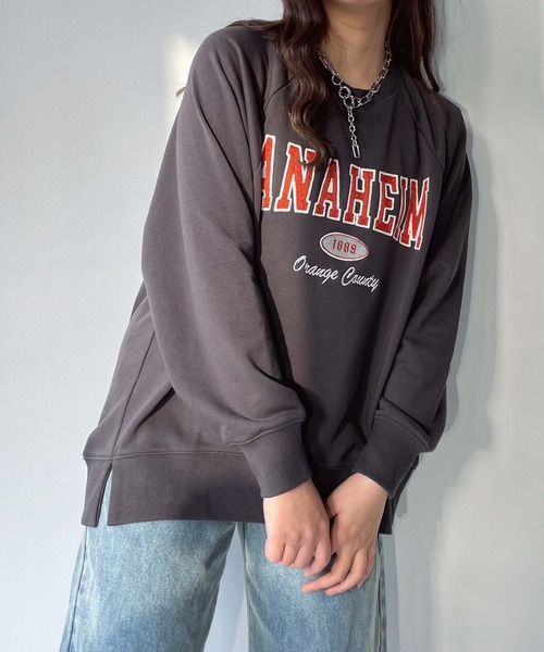 AS KNOW AS plus（アズノゥアズプラス）の「◇アソートデザイン チェーン刺繍 アーチロゴスウェットプルオーバー（スウェット・レディース・ネイビー/オートミール/スミクロ/カーキ/アイボリー系/レッド系/ブラック系/ダークグリーン系/ブラック系1/アイボリー系1/ネイビー系1/ダークグリーン系1/ブラック系2/グリーン系2/アイボリー系2/サックスブルー系2/ダークグリーン系3/グレー系3/アイボリー系3/レッド系3/レッド系4/グレー系4/ネイビー系4/アイボリー系4/サックスブルー系5/ブラック系5/アイボリー系5・FREE）」の5枚目の写真