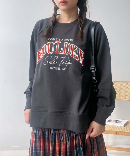 AS KNOW AS plus（アズノゥアズプラス）の「◇アソートデザイン チェーン刺繍 アーチロゴスウェットプルオーバー（スウェット・レディース・ネイビー/オートミール/スミクロ/カーキ/アイボリー系/レッド系/ブラック系/ダークグリーン系/ブラック系1/アイボリー系1/ネイビー系1/ダークグリーン系1/ブラック系2/グリーン系2/アイボリー系2/サックスブルー系2/ダークグリーン系3/グレー系3/アイボリー系3/レッド系3/レッド系4/グレー系4/ネイビー系4/アイボリー系4/サックスブルー系5/ブラック系5/アイボリー系5・FREE）」の7枚目の写真