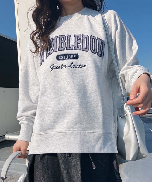 AS KNOW AS plus（アズノゥアズプラス）の「◇アソートデザイン チェーン刺繍 アーチロゴスウェットプルオーバー（スウェット・レディース・ネイビー/オートミール/スミクロ/カーキ/アイボリー系/レッド系/ブラック系/ダークグリーン系/ブラック系1/アイボリー系1/ネイビー系1/ダークグリーン系1/ブラック系2/グリーン系2/アイボリー系2/サックスブルー系2/ダークグリーン系3/グレー系3/アイボリー系3/レッド系3/レッド系4/グレー系4/ネイビー系4/アイボリー系4/サックスブルー系5/ブラック系5/アイボリー系5・FREE）」の12枚目の写真