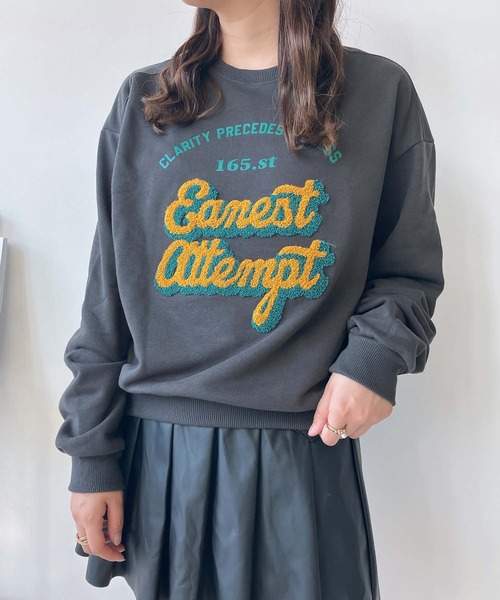 AS KNOW AS plus（アズノゥアズプラス）の「◇シンプルアソートデザインスウェットプルオーバー（クルマ・サガラロゴ刺繍）（スウェット・レディース・ブラック系その他/グリーン系その他/ネイビー系/アイボリー系・FREE）」の2枚目の写真